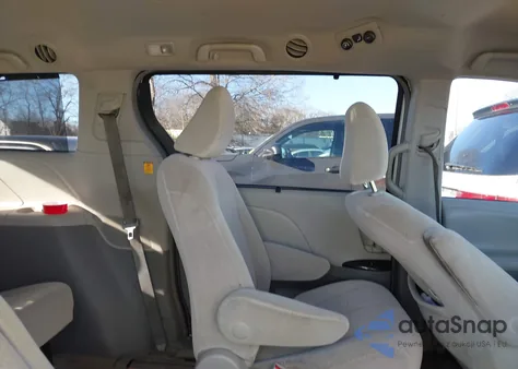 2012 Toyota Sienna Le 7 Passenger z USA, uszkodzony, nr VIN 5TDJK3DC3CS048579